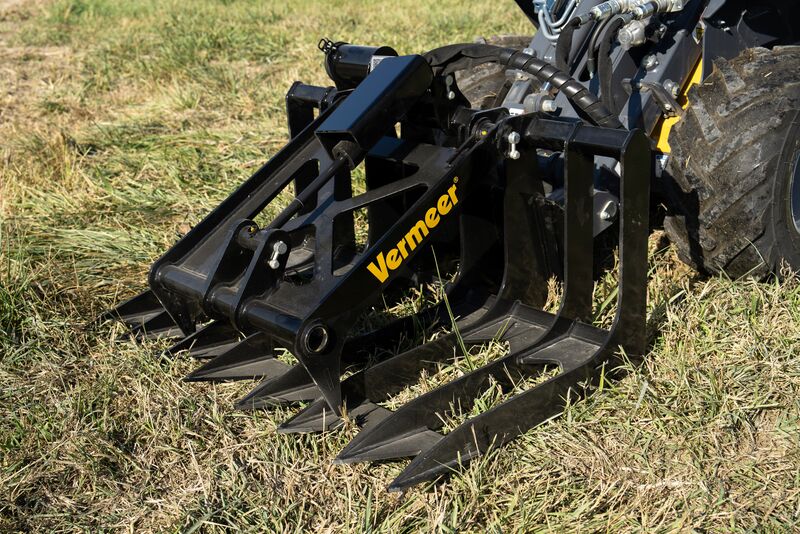 Brush grapple tree care attachment